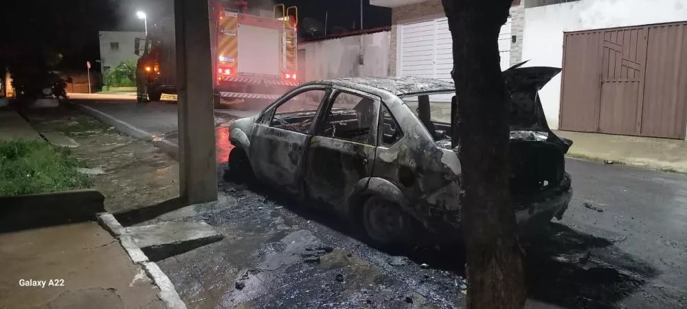 Carro é destruído por incêndio durante a madrugada em São José do Bonfim