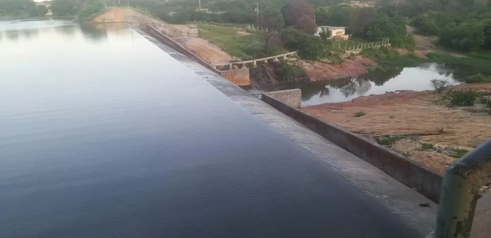 Técnico da Empaer afirma que faltam cerca de 3 cm para a sangria oficial da Barragem da Farinha; efeito do vento causa falsa impressão de transbordamento, segundo ele