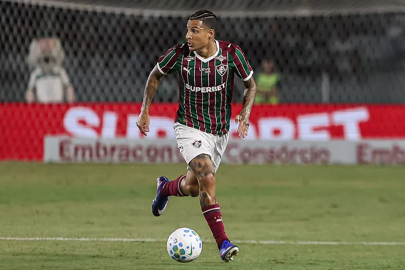 John Kennedy marca, Fluminense escapa de derrota com Coritiba e continua na caça ao Palmeiras