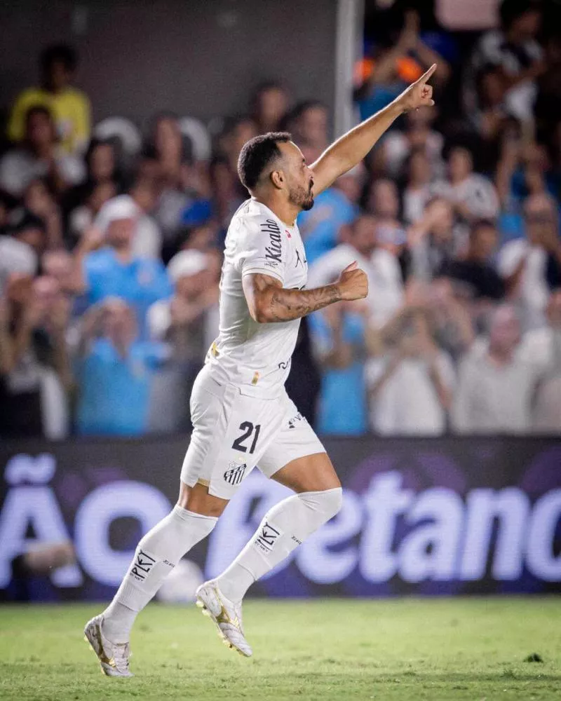 Na volta de Neymar, Santos vence o Atlético-MG com brilho de Moisés e assistência de Gabigol