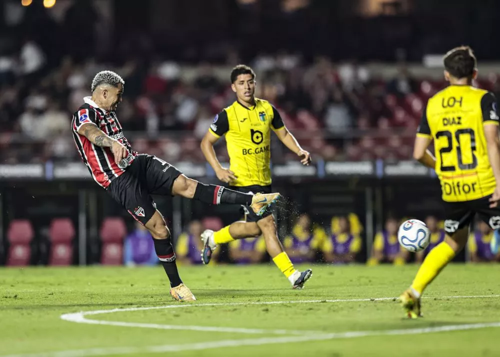 Com golaços, São Paulo supera o O'Higgins, bate recorde na Sul-Americana e segue 100%