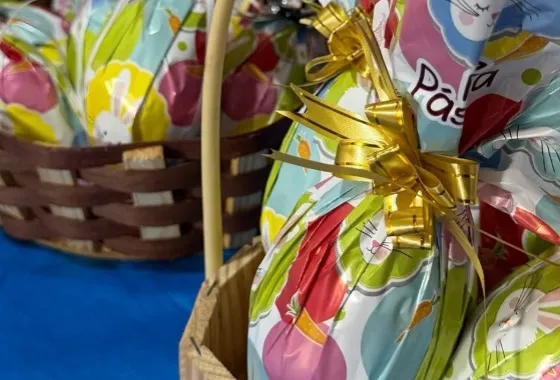 Páscoa Doce: Prefeitura de Cacimba de Areia distribui ovos de chocolate com alunos das escolas do município