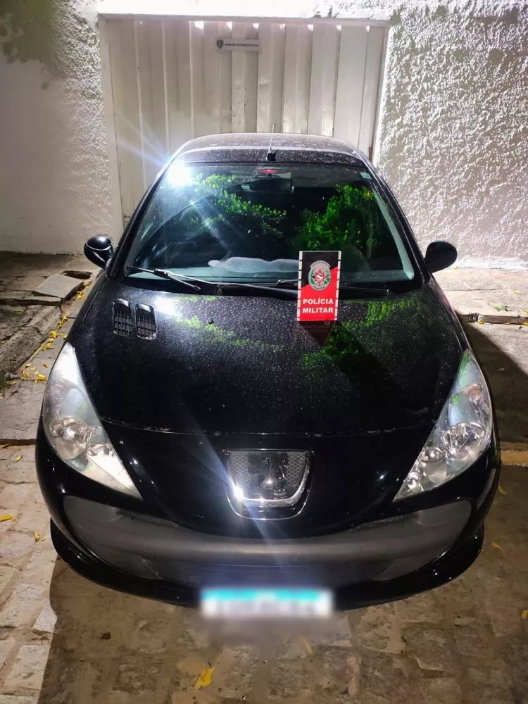 Polícia Militar age rápido e recupera, em Teixeira, carro furtado na cidade de Patos; suspeito foi preso