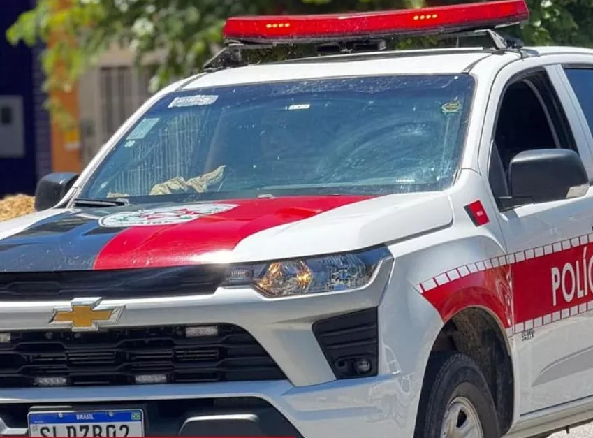 PM conduz casal à delegacia após denúncia de violência doméstica em Patos