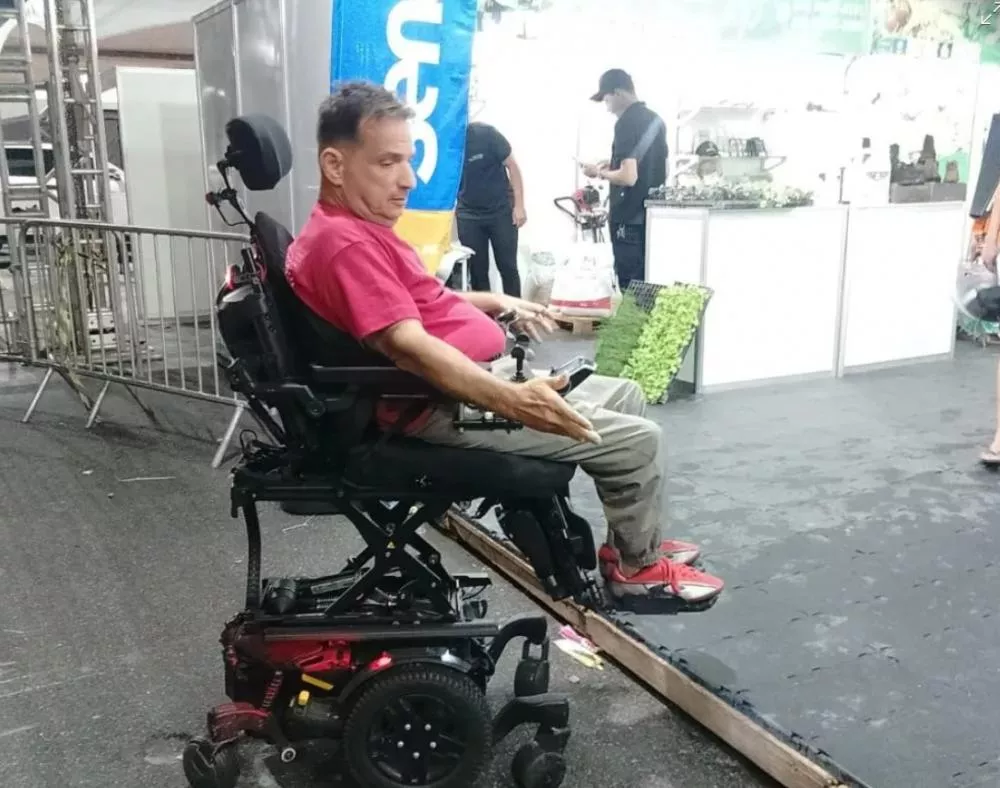 Cadeirante denuncia falta de rampa e fica impedido de entrar na ExpoPatos