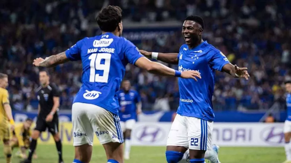 Em jogo de Libertadores 'raiz', Cruzeiro se aproveita de expulsão, bate o Boca Juniors e vence a 1ª em casa na fase de grupos