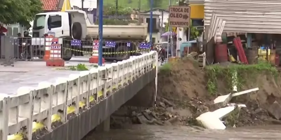 Parte da ponte de Ingá cedeu e foi interditada — Foto: Reprodução/TV Paraíba