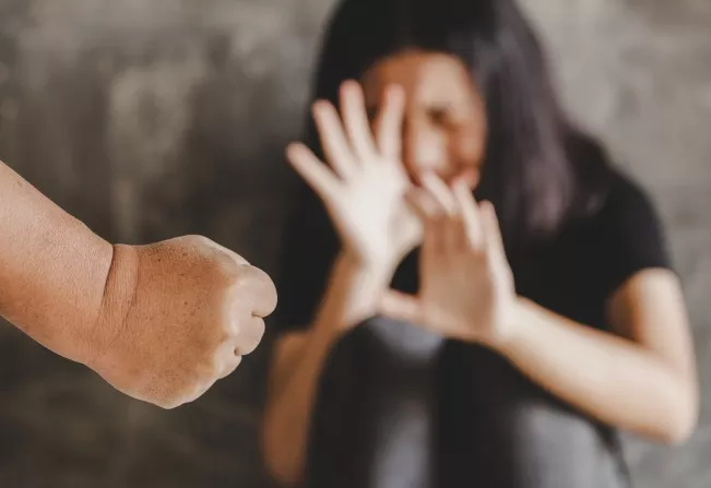 Mulher é agredida pelo companheiro após discussão, e acusado é preso pela PM