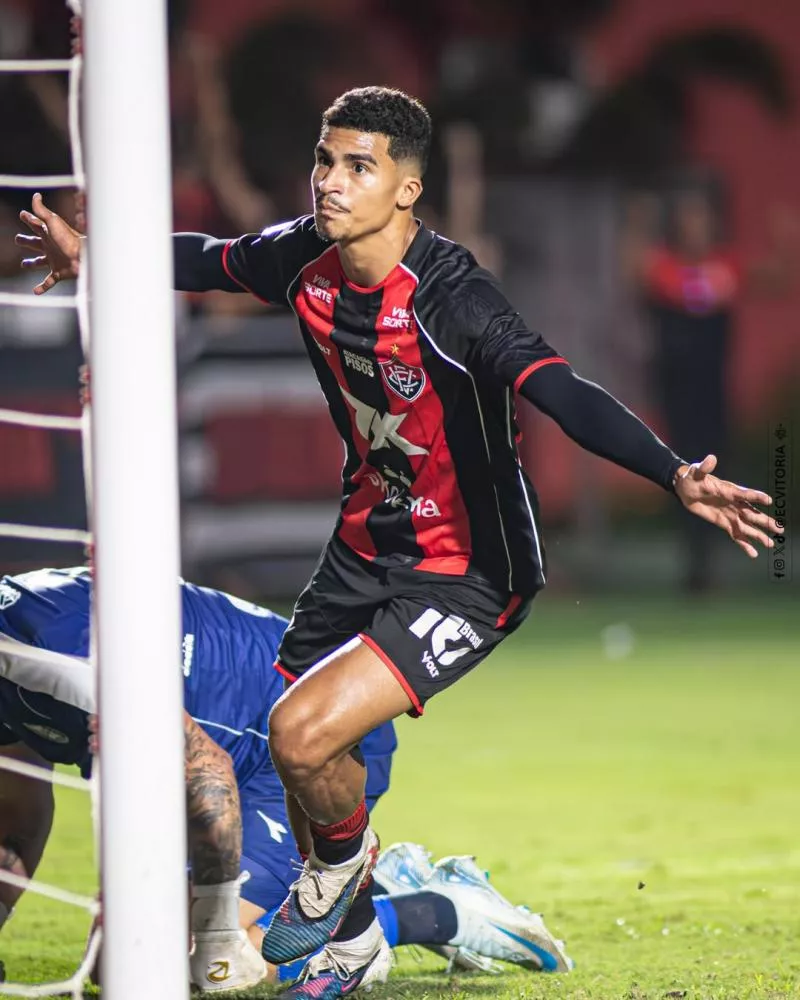 Vitória goleia o Coritiba com brilho de Renê no Brasileirão