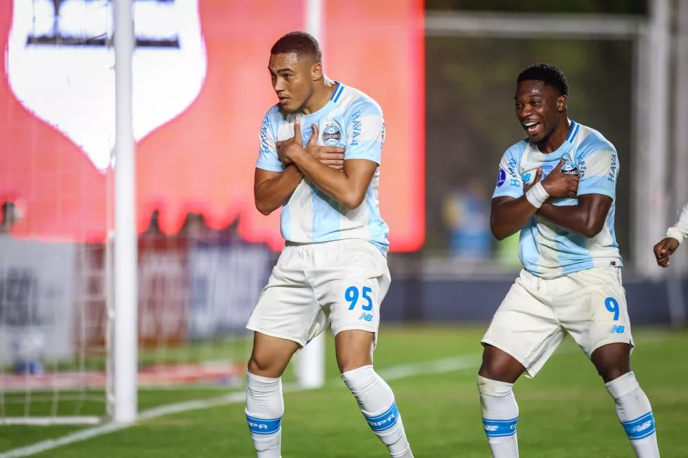 Carlos Vinícius marca de pênalti, e Grêmio acaba com jejum de 100 dias como visitante com vitória sobre Riestra na Sul-Americana