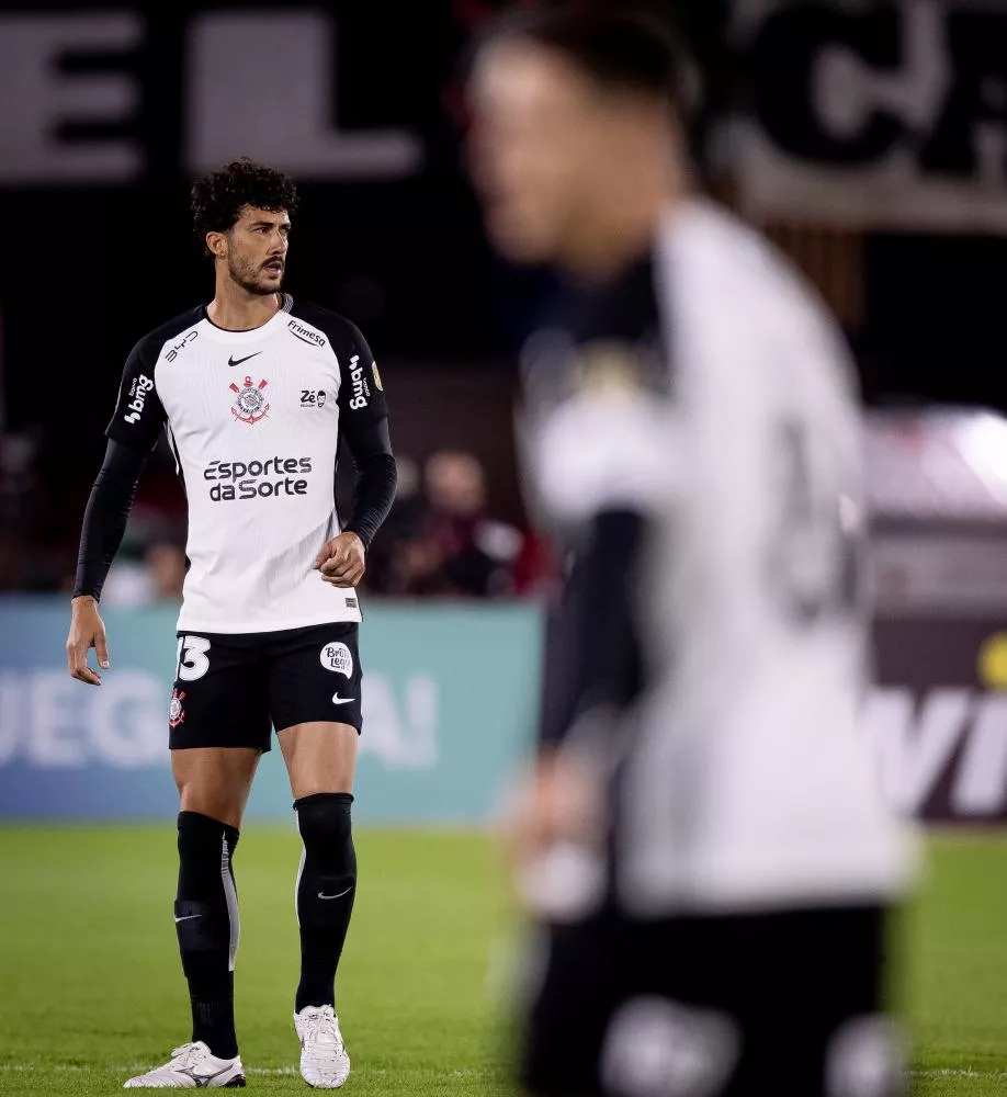 Corinthians marca no fim, busca empate com Santa Fe, e perde os 100% na Libertadores