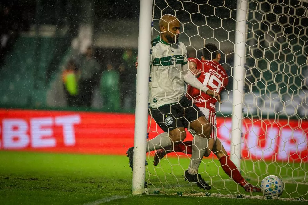Inter marca nos acréscimos e empata contra o Coritiba pelo Brasileirão