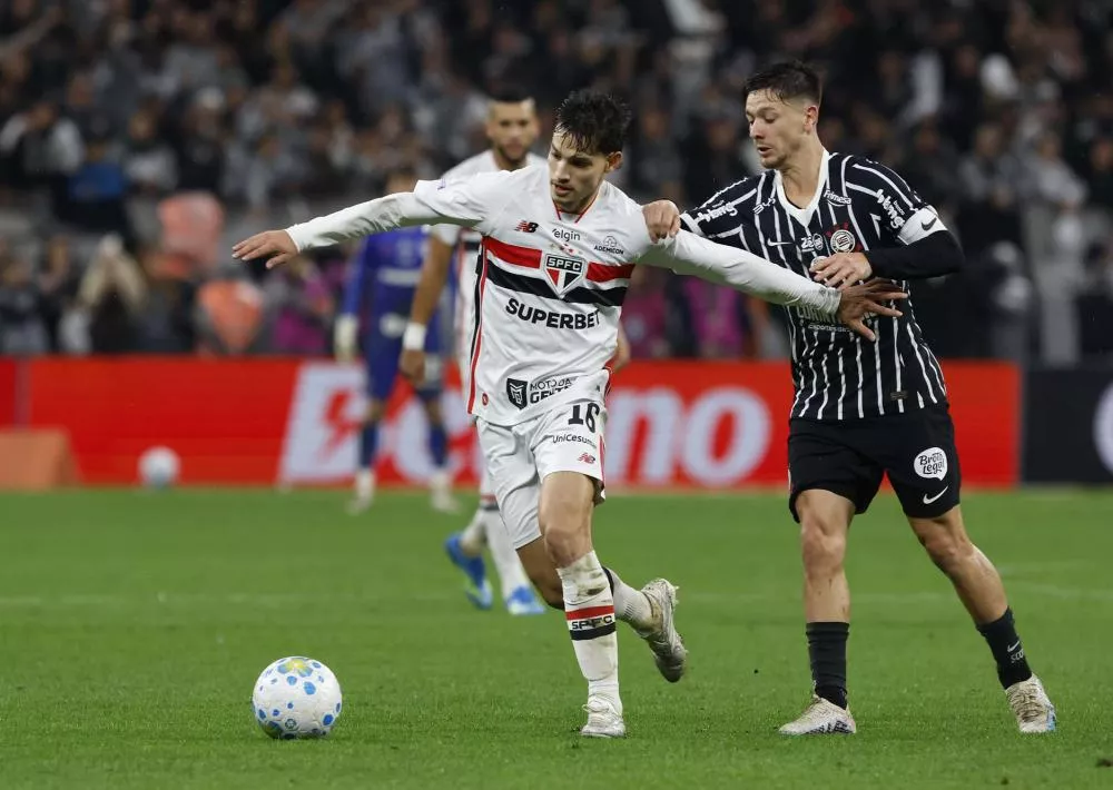 Corinthians vence o São Paulo no Brasileirão em clássico de golaços e polêmica de gesto obsceno