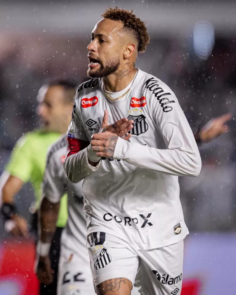 Neymar faz gol, é ovacionado por torcedores e ajuda Santos a vencer Bragantino pelo Brasileirão