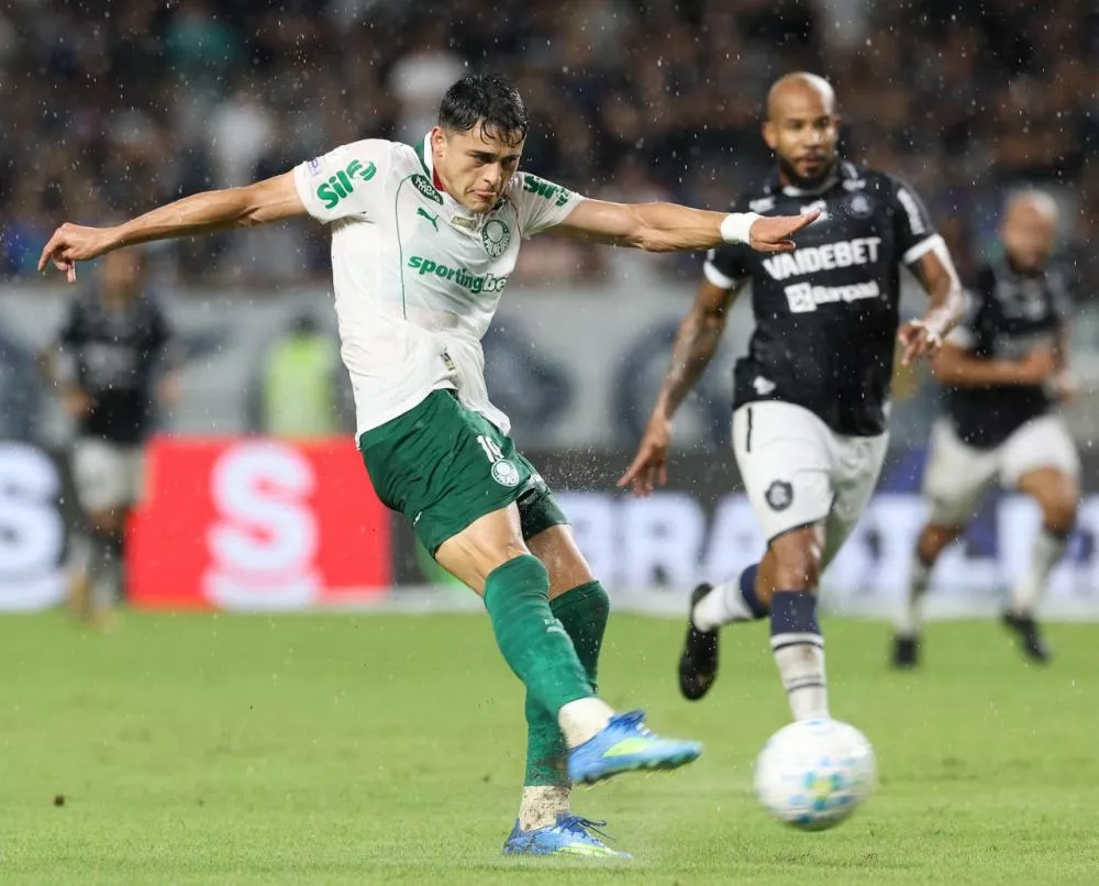 Palmeiras vive cenário repetido com gol anulado no fim e empata com o Remo em jogo marcado por temporal