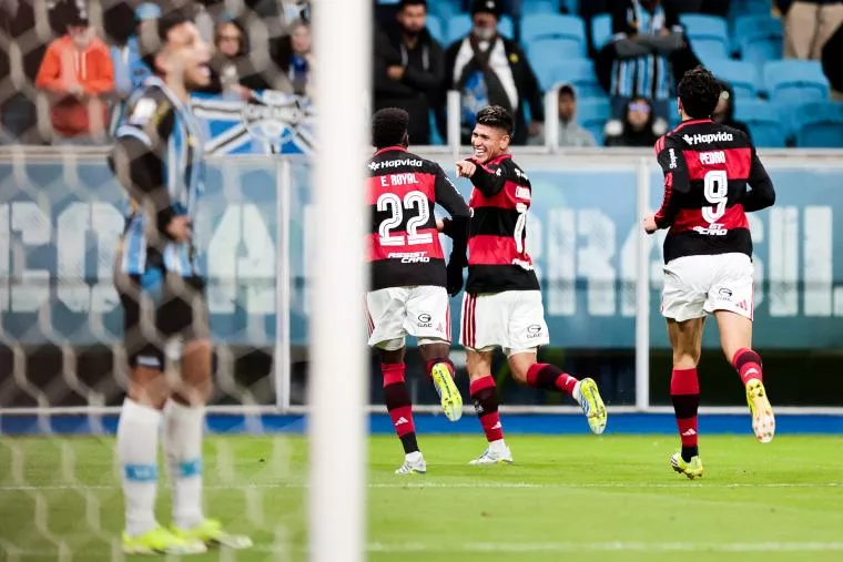 Flamengo vence o Grêmio fora de casa, aproveita tropeço do Palmeiras e encosta no líder do Brasileirão