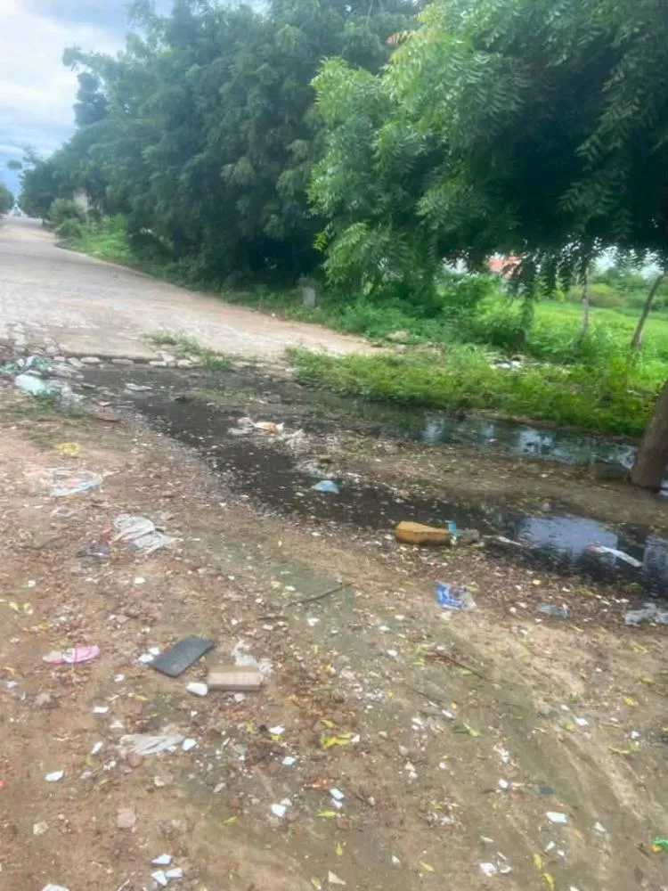 Moradores denunciam esgoto a céu aberto e transtornos na Rua Solon Medeiros, no Jatobá, em Patos
