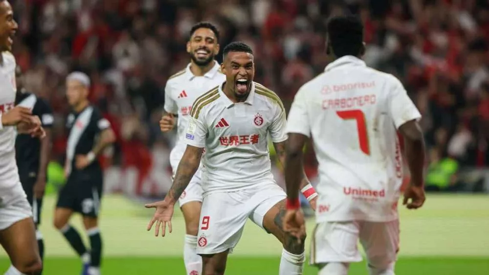 Inter massacra Vasco e pega 'elevador' no Brasileirão; dupla Carbonero-Alerrandro acaba com o jogo