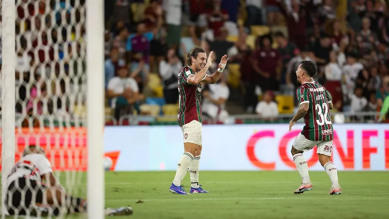Fluminense vence São Paulo em noite de apresentação de Hulk e encosta no vice Flamengo