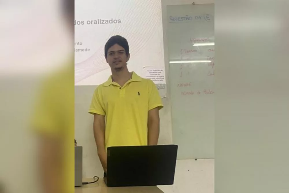 Aluno surdo da UEPB Patos relata ausência de intérprete de Libras desde dezembro; coordenação afirma que nova profissional está em fase final de contratação e esclarece o processo