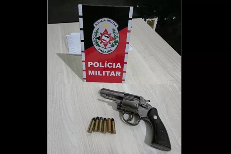 Homem é preso com revólver após confusão em Cajazeiras; PM diz que ação evitou possível homicídio