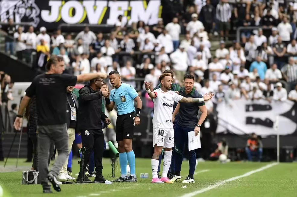 Neymar é substituído por engano e Santos perde para o Coritiba em jogo marcado por polêmica