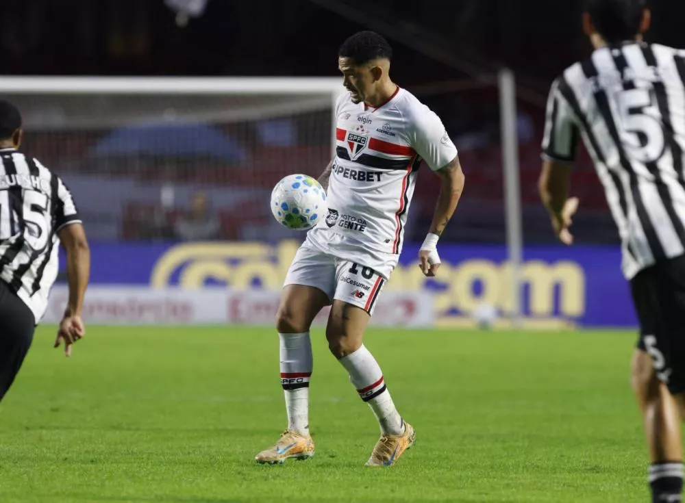 São Paulo não suporta pressão, sofre golaço no fim e cede empate ao Botafogo no Morumbis