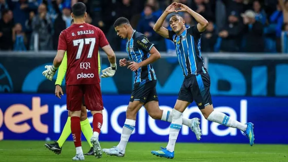 Grêmio vence, se afasta da degola e manda Santos para o Z-4