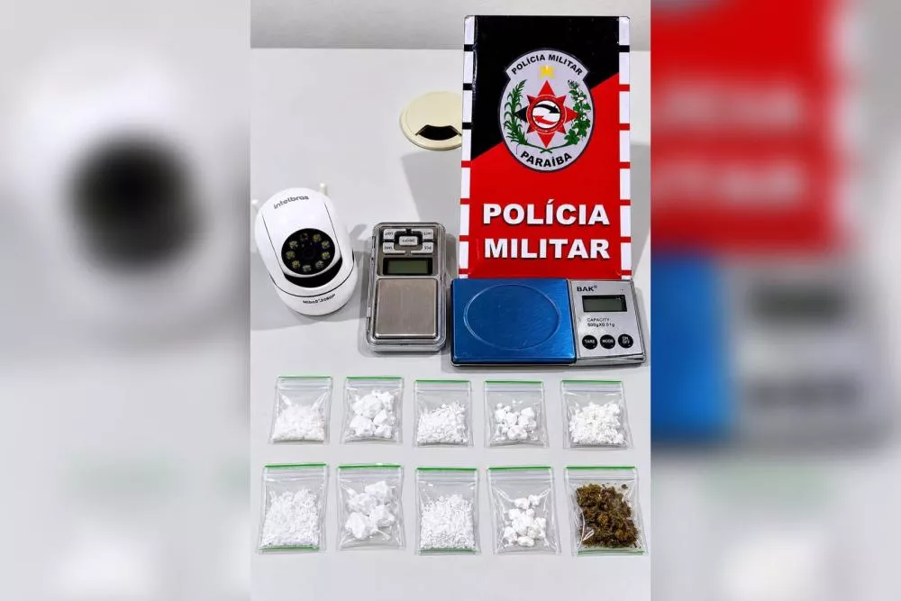Homem é preso pela PM suspeito de tráfico de drogas no bairro Jatobá, em Patos