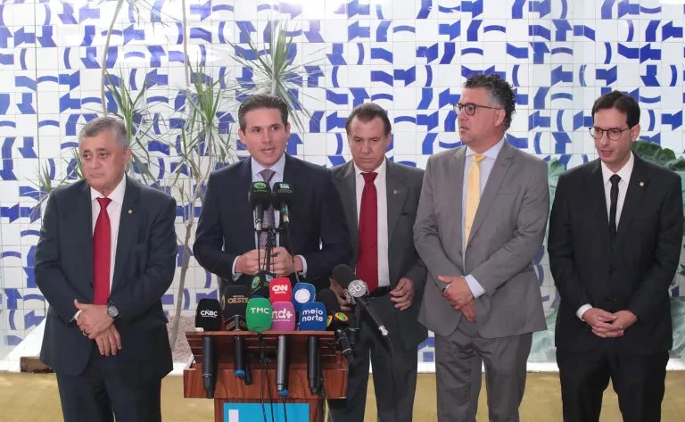 Hugo Motta anuncia acordo para fim da escala 6x1 e redução da jornada para 40 horas semanais; prazo para transição deve ser de um ano