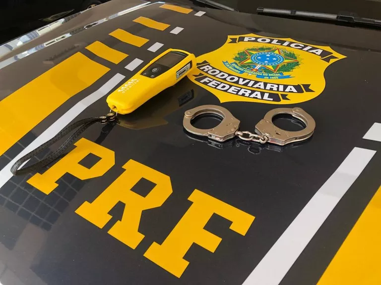 PRF na Paraíba recupera caminhonete furtada e flagra três condutores embriagados