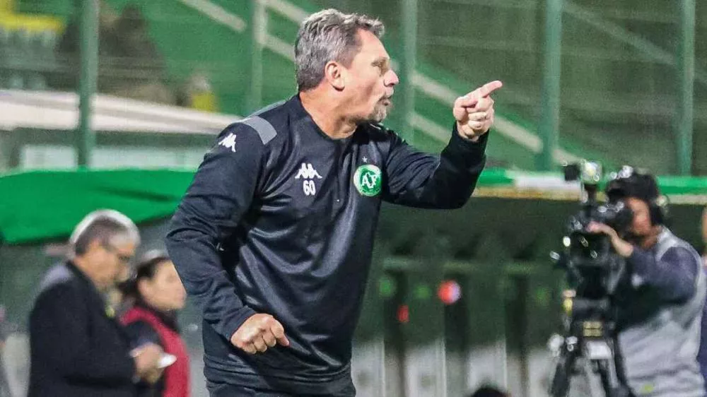 Chapecoense anuncia saída de Fábio Matias após 10 jogos, e Brasileirão tem mais um técnico demitido