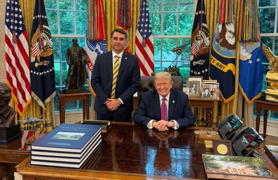 Flávio Bolsonaro se reúne com Trump na Casa Branca e diz ter pedido classificação de PCC e CV como organizações terroristas