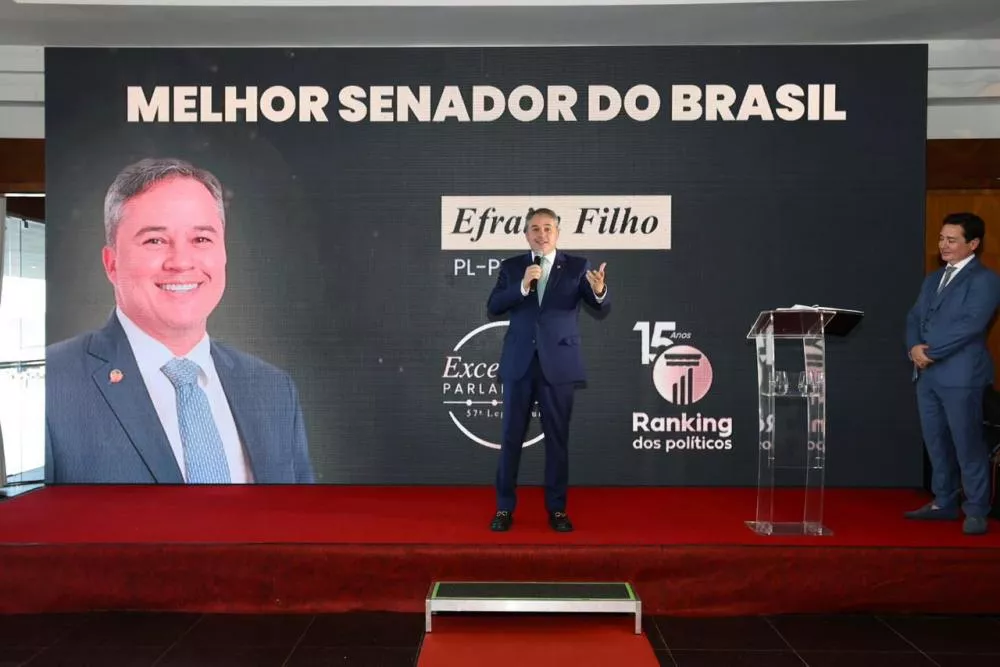 Senador Efraim Filho recebe prêmio de melhor senador do Brasil