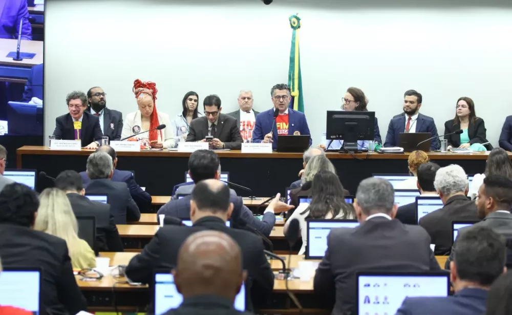 Comissão aprova texto-base da PEC do fim da escala de trabalho 6x1; texto segue para o plenário