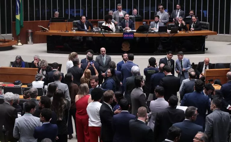 Câmara aprova PEC do fim da escala 6×1; texto vai ao Senado