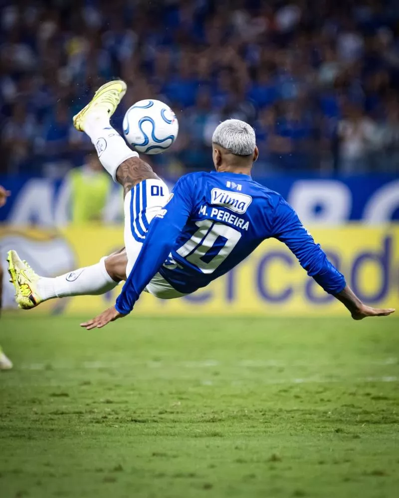 O Cruzeiro está nas oitavas de final da CONMEBOL Libertadores. Nesta quinta-feira (28), em um Mineirão lotado, a Raposa recebeu o já eliminado Barcelona-EQU, em duelo com transmissão pela ESPN no plano premium do Disney+, e goleou por 4 a 0. Com o resultado, o time mineiro avançou na segunda coloca