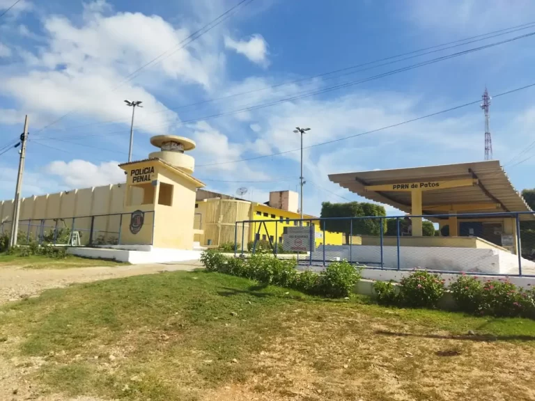 Detento é agredido por colegas de cela dentro do Presídio Romero Nóbrega, em Patos