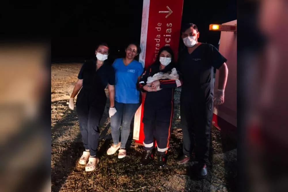 Equipe do SAMU de Catingueira auxilia parto de emergência durante transferência de gestante da cidade de Olho d'Água.