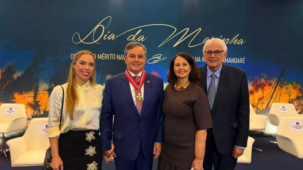 Efraim recebe maior honraria da Marinha por atuação em defesa das Forças Armadas