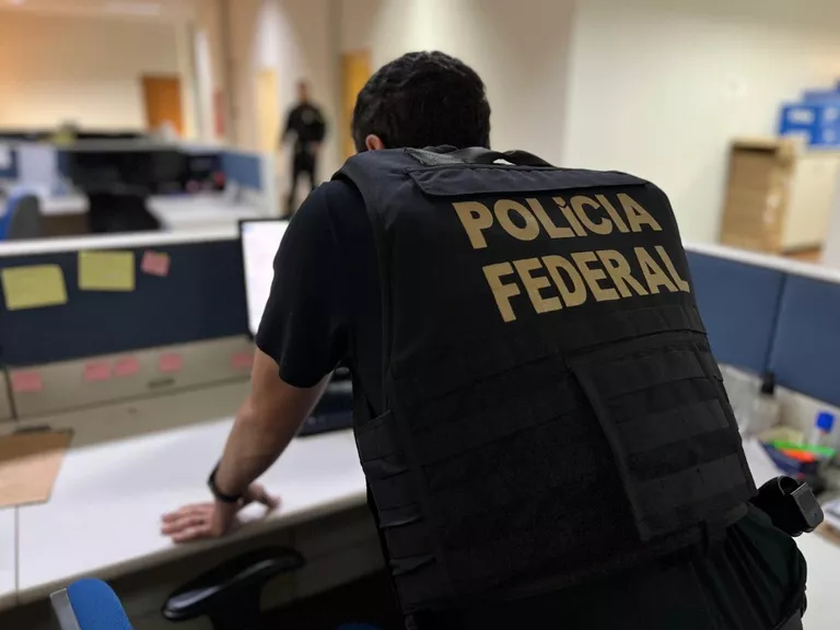 Polícia Federal cumpre mandado na Secretaria de Saúde de Cabedelo em investigação sobre supostos médicos fantasmas