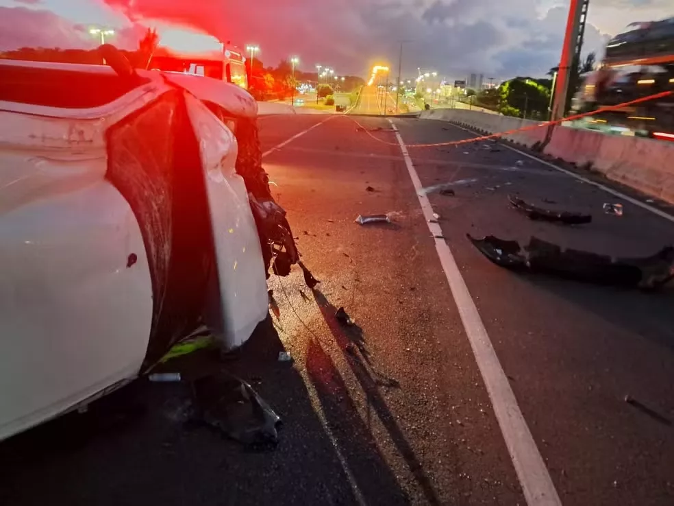 Entregador fica ferido após carro capotar na BR-230, em João Pessoa