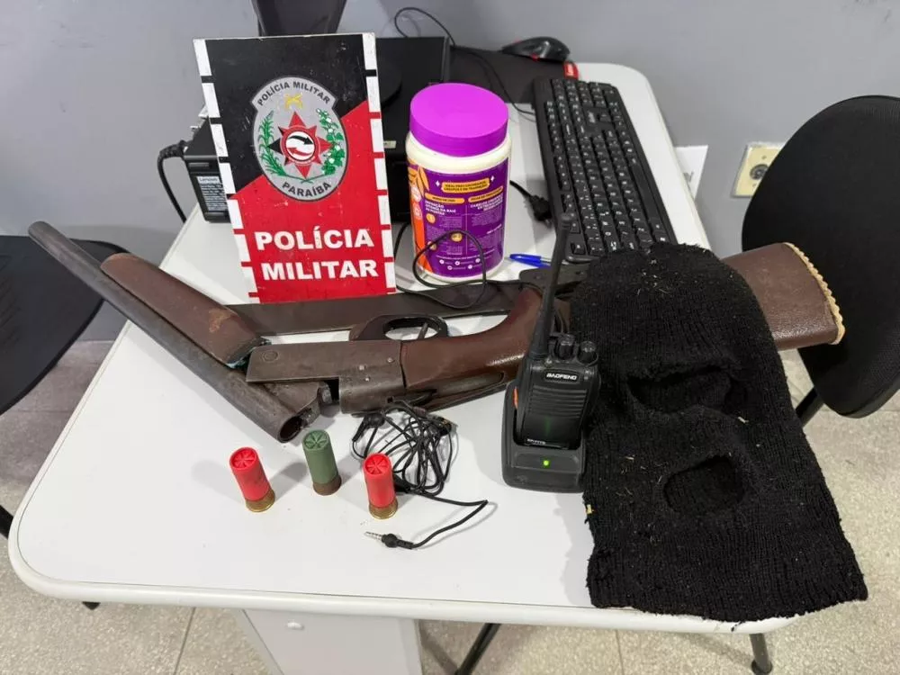 Jovem é preso em Teixeira após ameaçar homem por dívida e ser flagrado com espingarda calibre 12