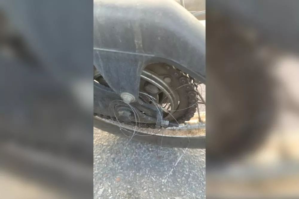 Motoboy escapa de acidente após fio de fibra óptica se enrolar na roda da moto em Patos