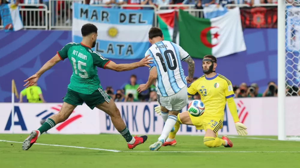 Messi dá show, iguala Klose em Copas do Mundo com hat-trick e comanda passeio da Argentina contra a Argélia