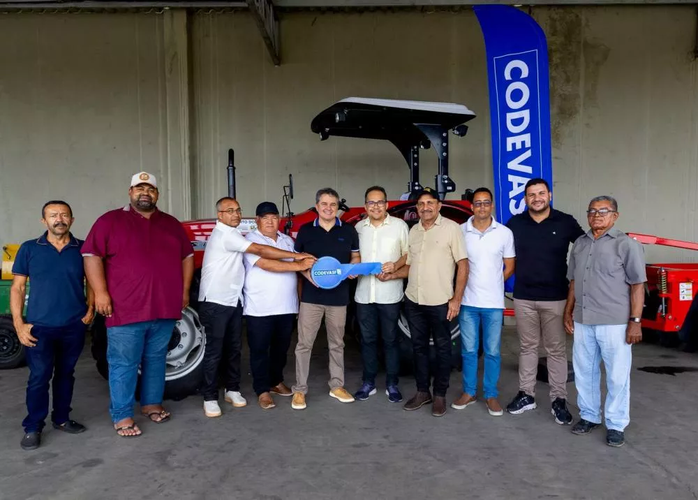 Efraim entrega máquinas e implementos agrícolas para 11 municípios