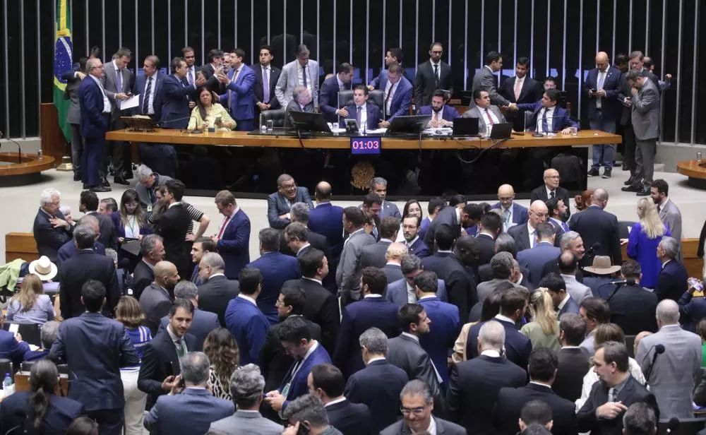 Com Copa e São João, deputados emendam semana longe de Brasília
