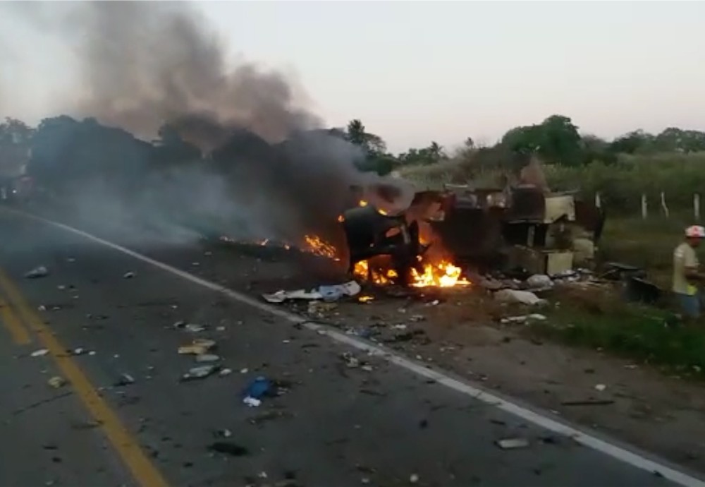 Bandidos cruzam ônibus em rodovia e detonam carro-forte, perto de Bom Jesus-RN