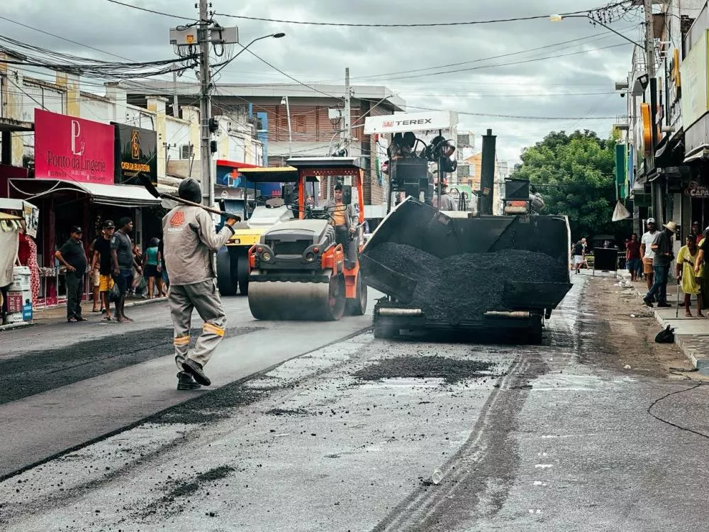 Recapeamento asfáltico chega à Rua Leôncio Wanderley, no Centro de Patos