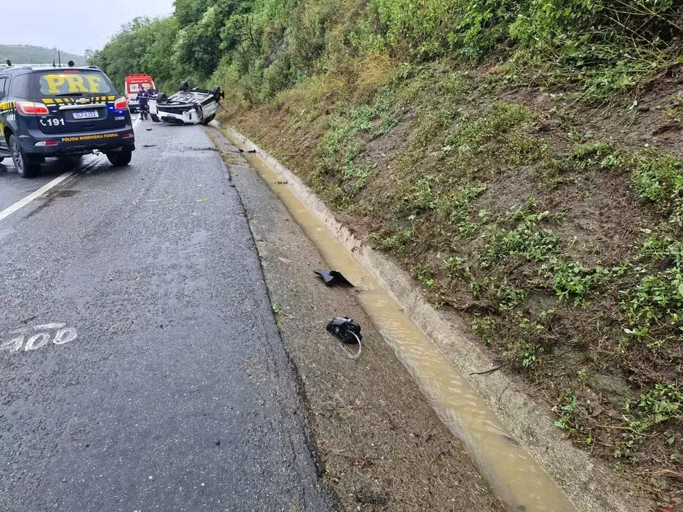 Capotamento na BR-230 deixa mulher morta no Agreste da Paraíba